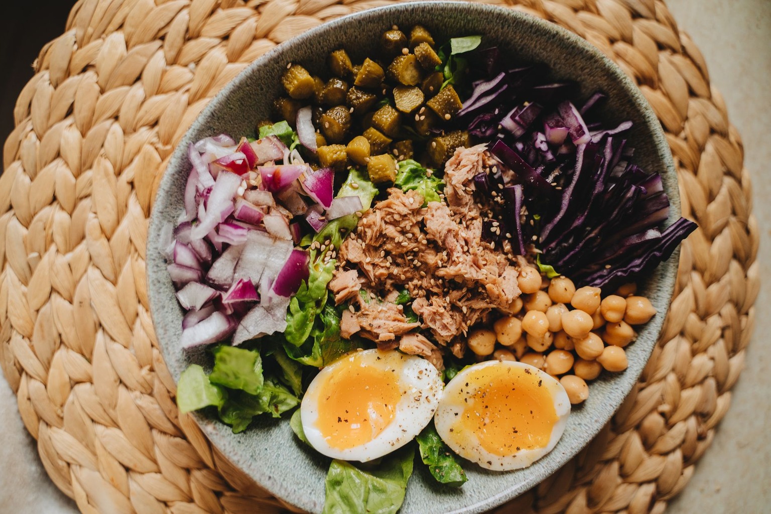 Ricette pranzo keto facili — Assemblaggio di insalate ricche e sazianti